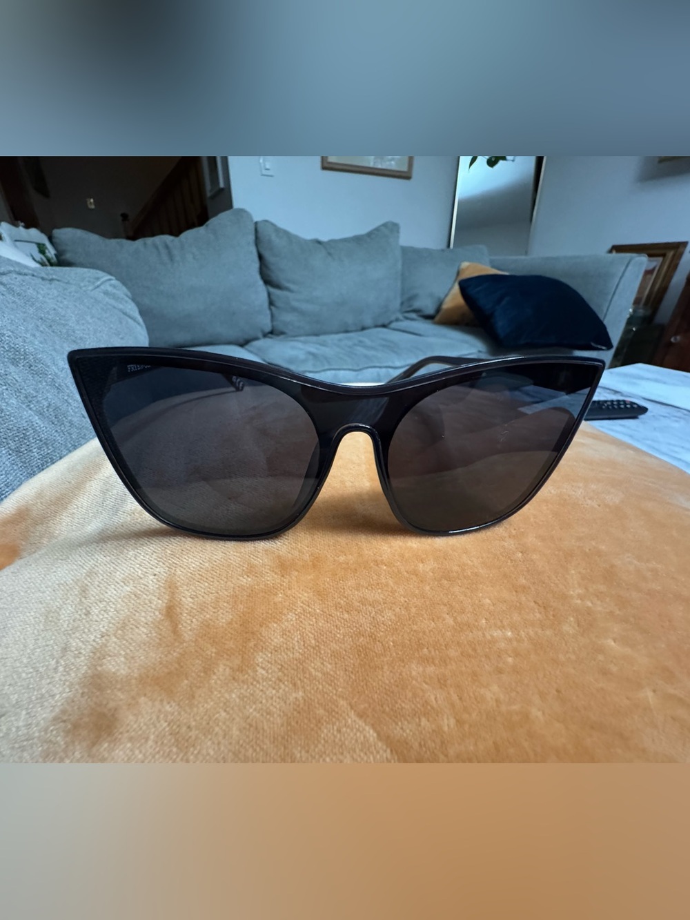 Classic Oversized Frye & Co Black Sunglasses DG1200